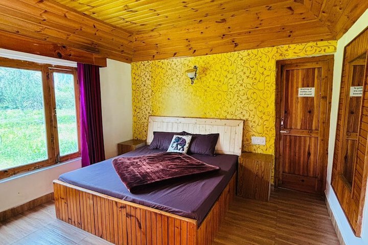 Room 10 of 28
