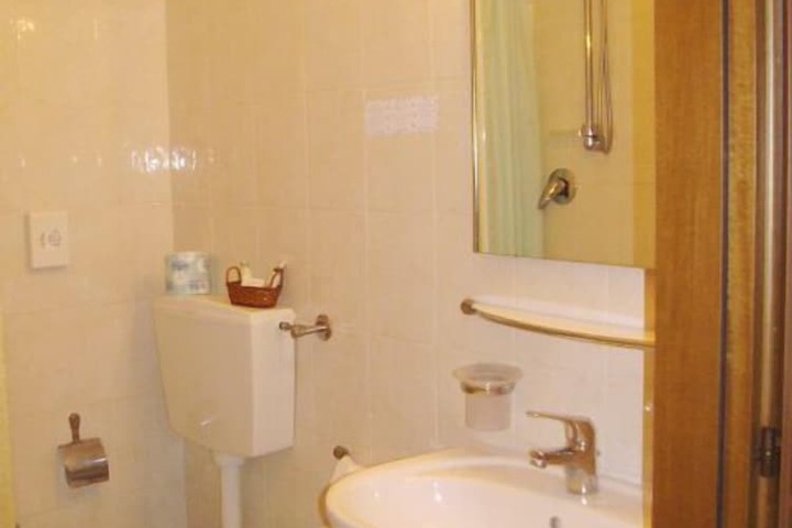 Room 12 of 28