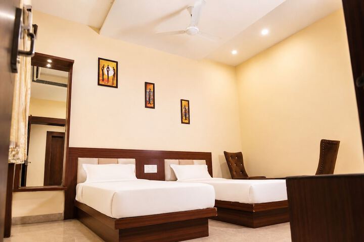 Room 4 of 17