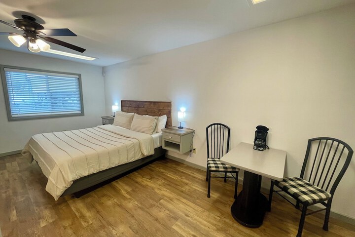 Signature Room 1 King Bed (4 of 5)
