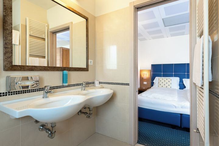 Room 32 of 53