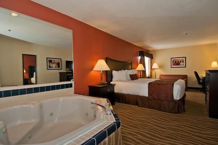 1 King Bed Microwave and Refrigerator Full Breakfast (1 of 10)