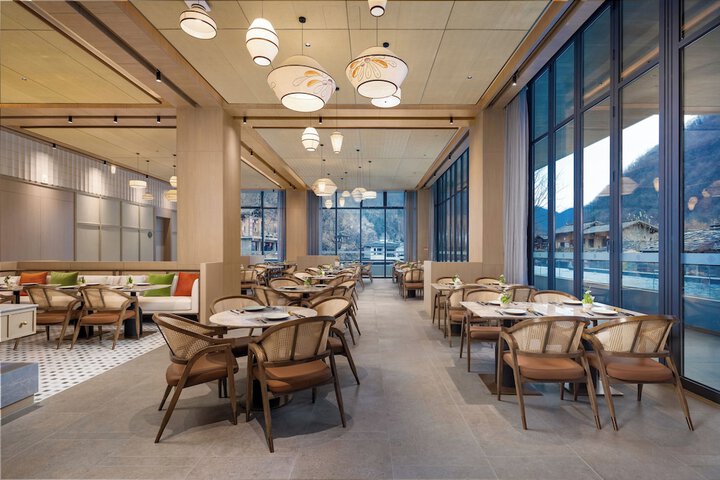 Dining 3 of 7