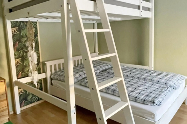 Room 6 of 12