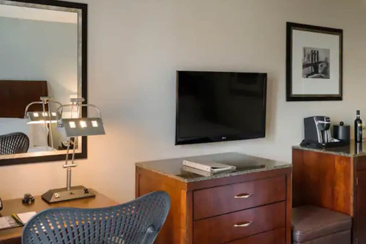 Double Accessible King Size Bed (6 of 8)