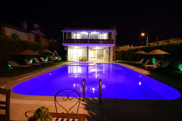 Pool 25 of 38