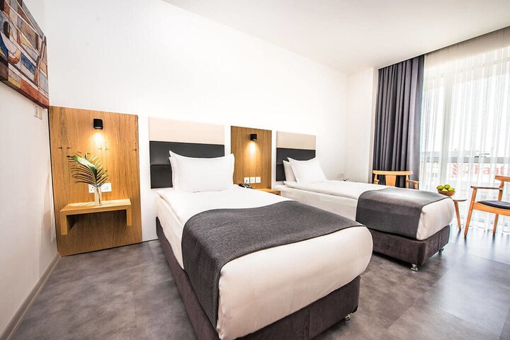 Room 4 of 25