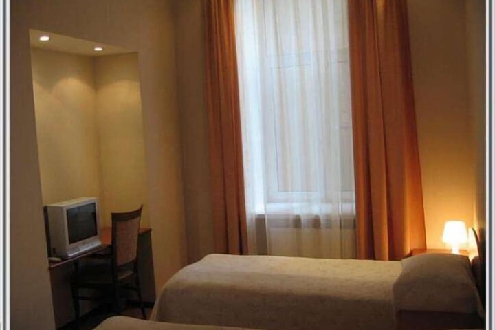 Room 6 of 33