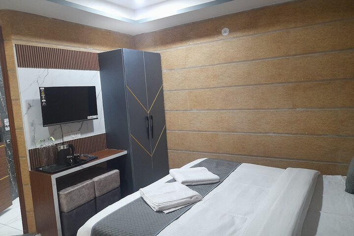 Room 5 of 32