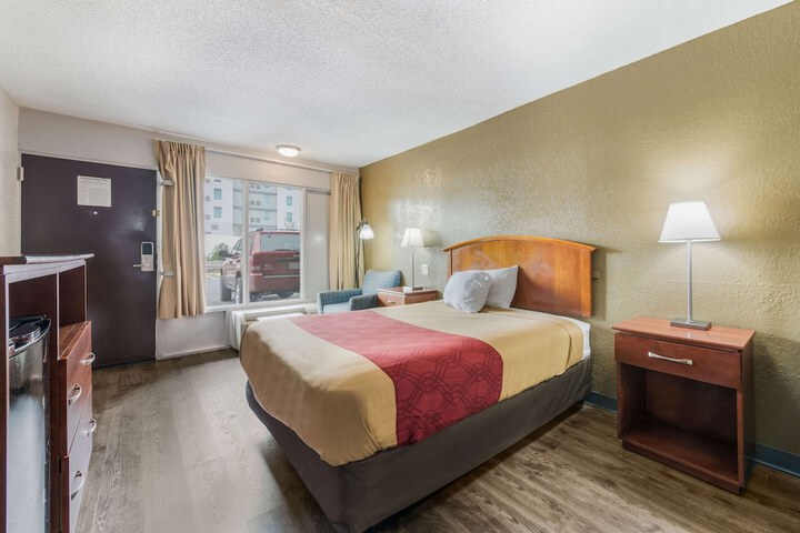 1 Queen Bed Accessible (3 of 10)