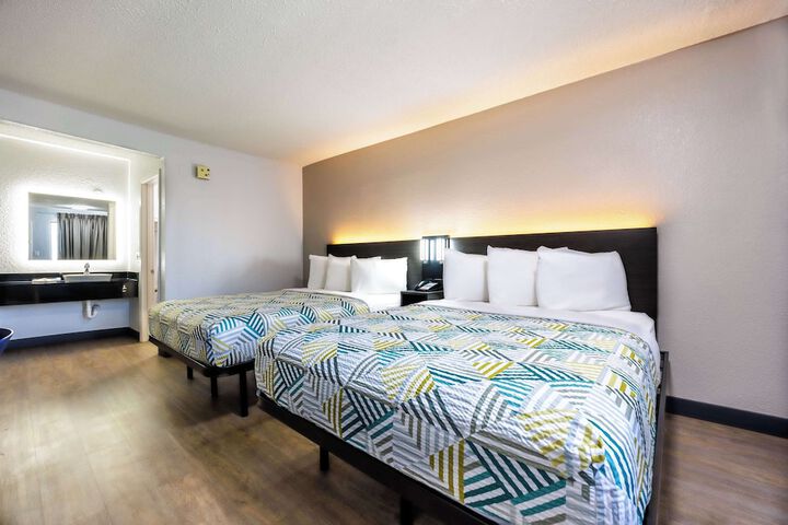 1 Queen Bed (5 of 7)