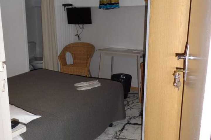 Room 3 of 43