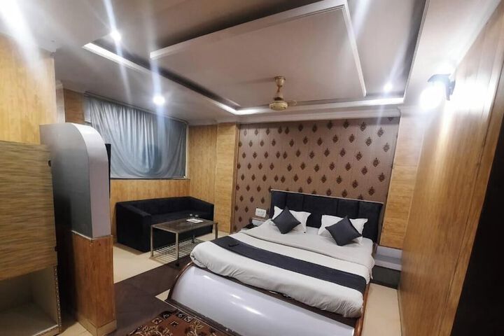 Room 2 of 8