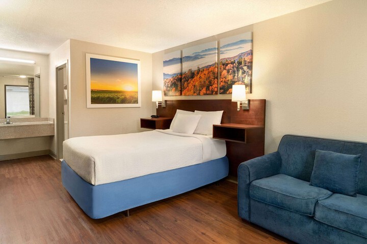 1 Queen Bed Deluxe Mobility Accessible (1 of 14)