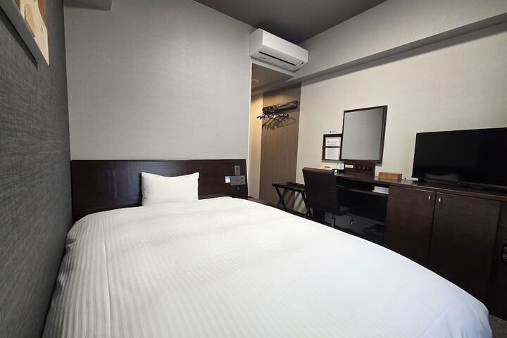 Room 4 of 28