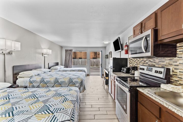 1 Queen Bed Kitchen (4 of 30)
