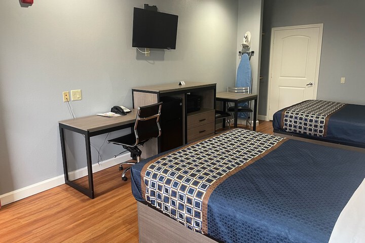 Room 10 of 32