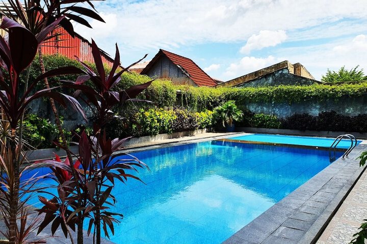 Hotel with Pool