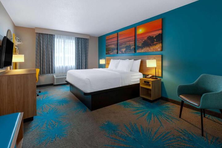 1 King Bed (3 of 10)