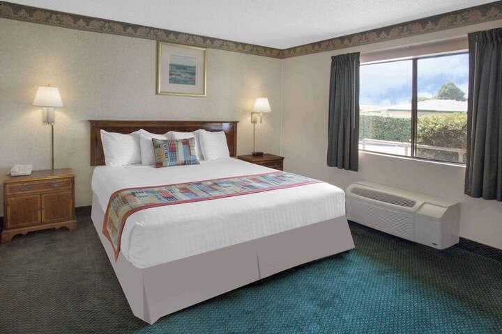 1 King Bed (12 of 14)