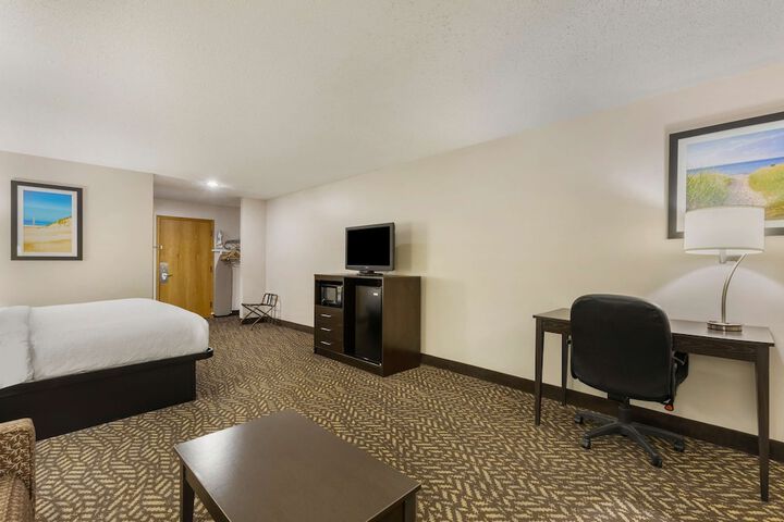 1 King Bed Microwave and Refrigerator WiFi Full Breakfast (9 of 15)