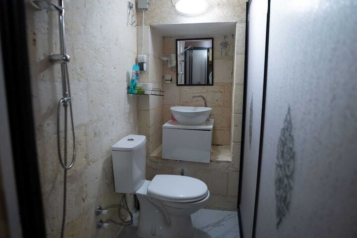 Room 16 of 18