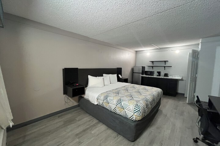 Room 17 of 27