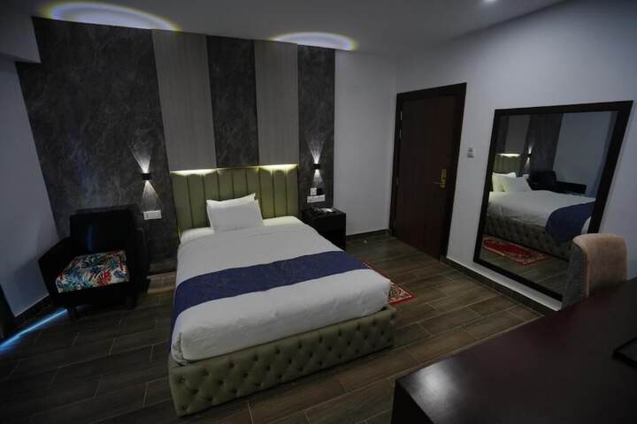 Room 35 of 77