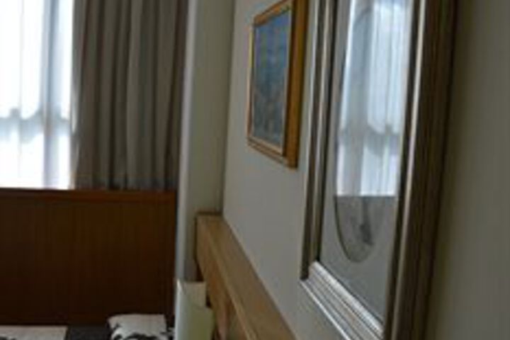 Room 7 of 14