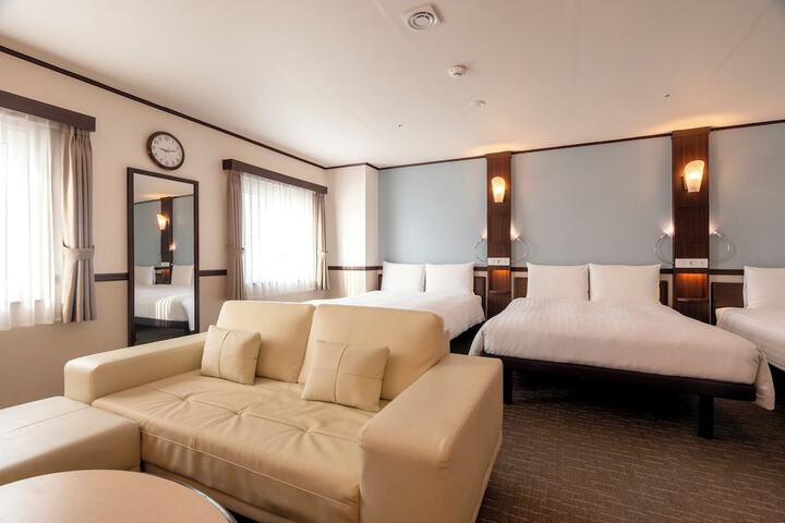 Room 11 of 32
