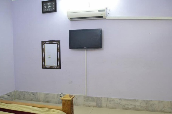 Room 8 of 12