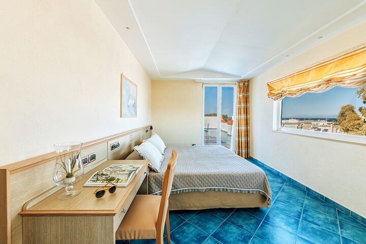 Room 10 of 32