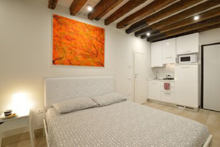 Room 25 of 28