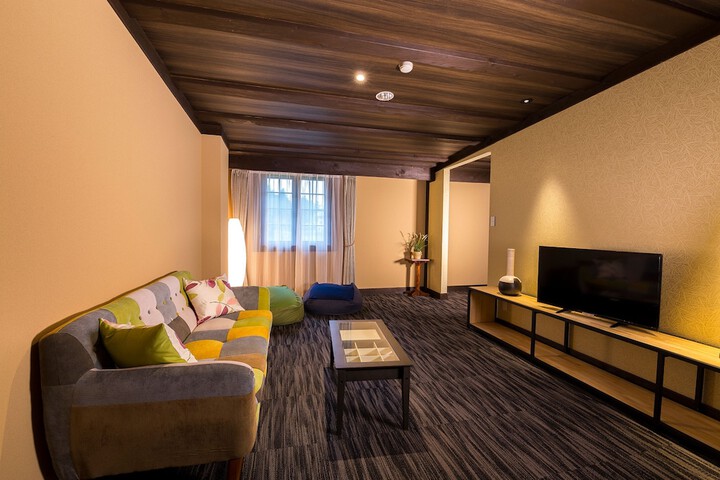 Room 11 of 38
