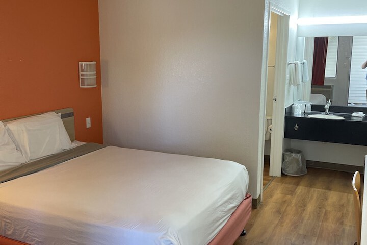 1 Queen Bed (4 of 6)