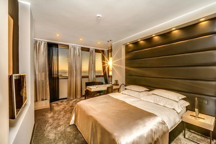 Room 27 of 46
