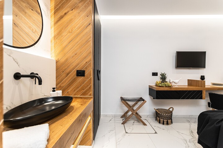 Room 53 of 168