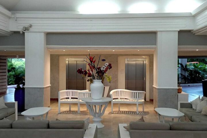 Entrance & Lobby