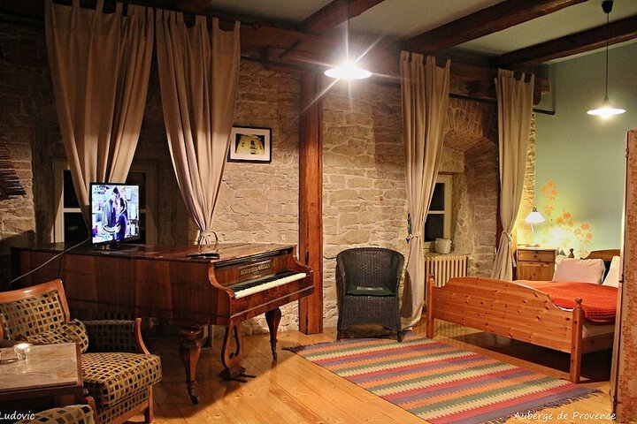 Room 3 of 113