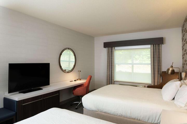 2 Queen Beds (7 of 9)