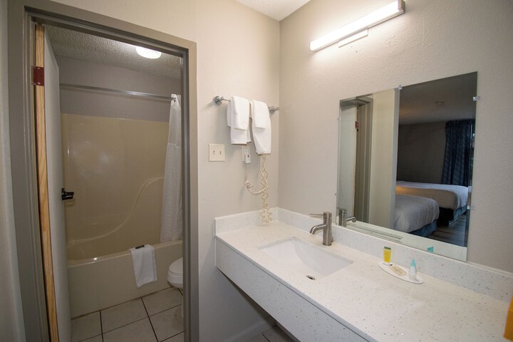Room 9 of 12