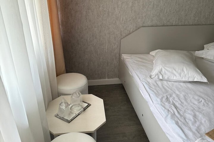 Room 6 of 9