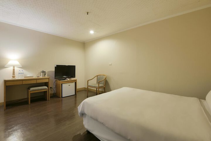 Room 25 of 49