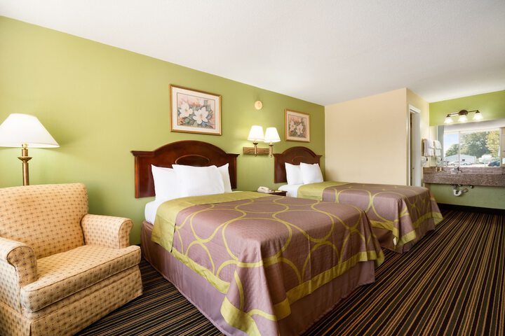 Room 4 of 9
