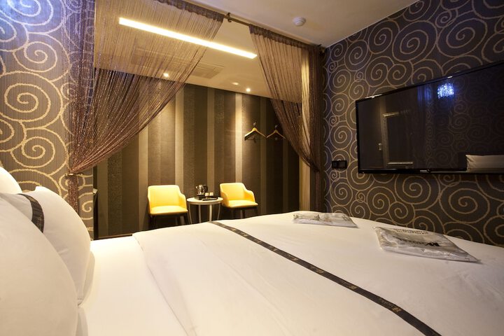 Room 9 of 24
