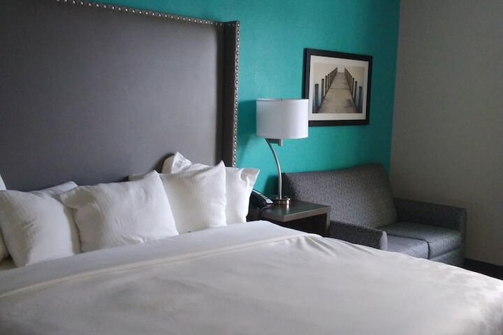 1 King Bed Executive Accessible Room (1 of 16)