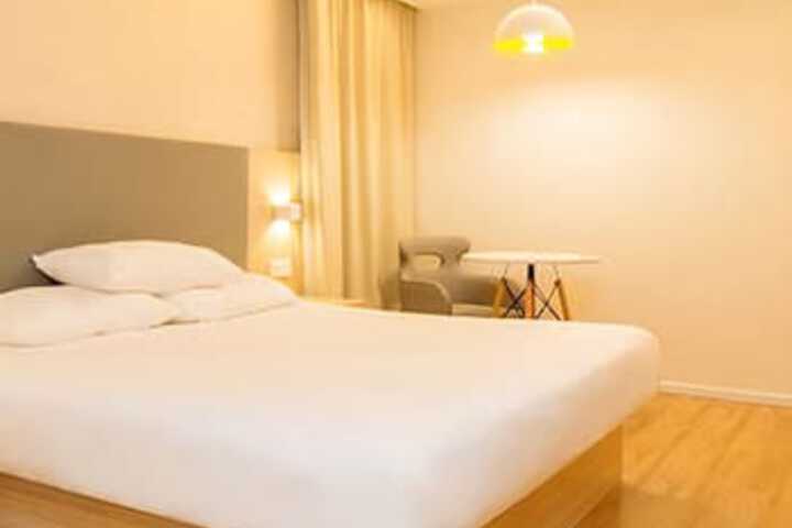 Room 4 of 8