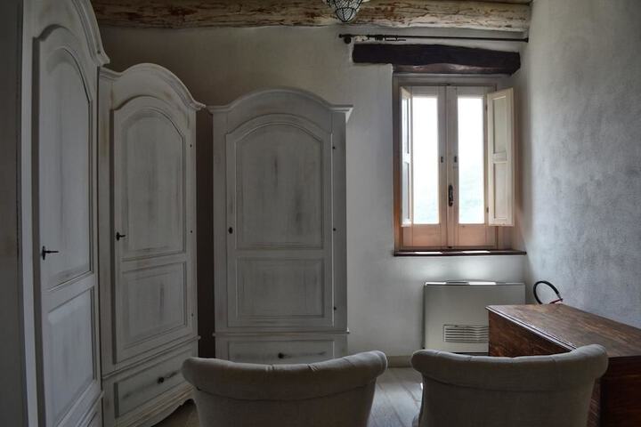 Room 10 of 28