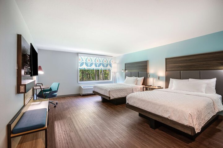 2 Queen Beds (1 of 9)