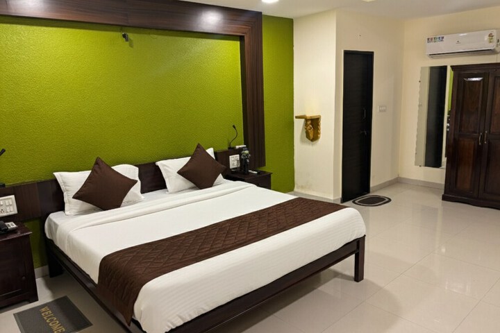 Room 13 of 28